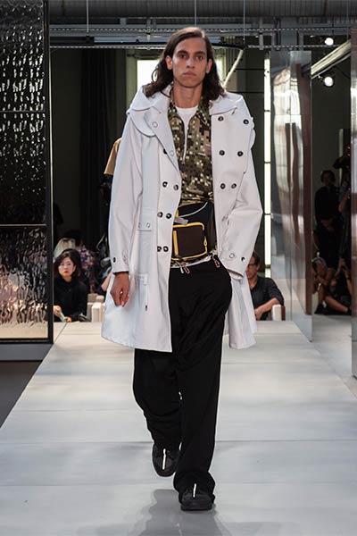 تصاميم راقية بلمسة جريئة ... اليك مجموعة Ricardo Tisci الأولى لدار Burberry